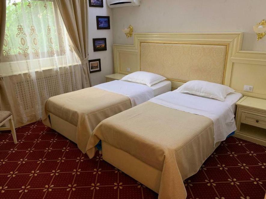 Cazare Plopii Fara Sot Iasi Exteriör bild